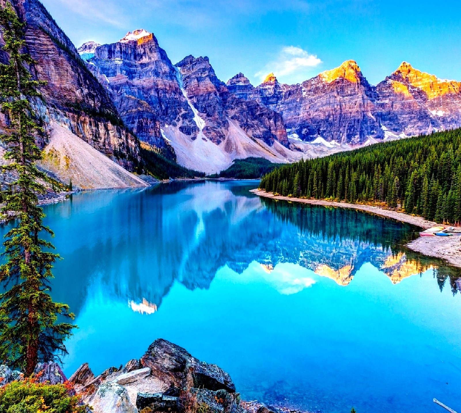 A view of a lake surrounded by mountains and trees (nature)