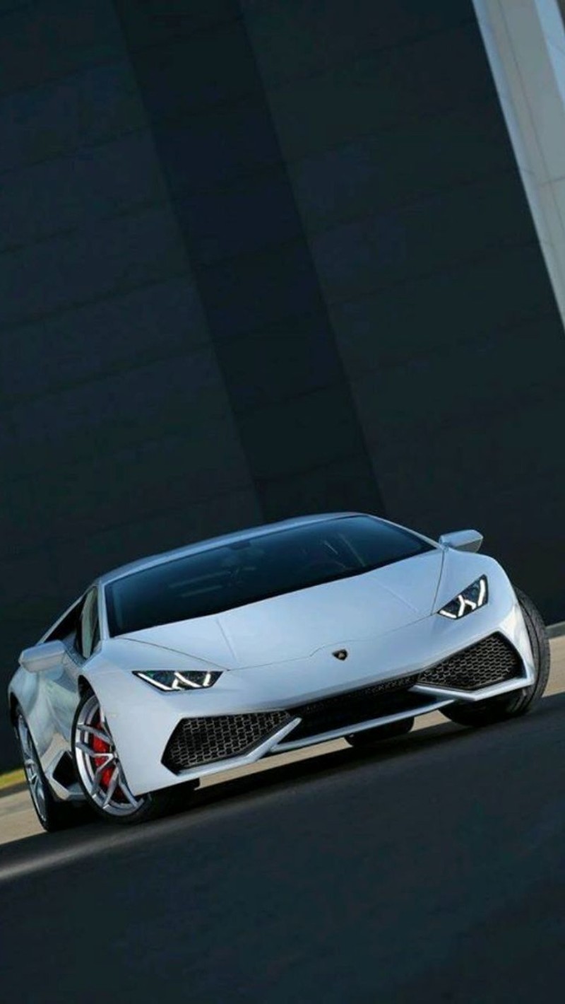 Крупный план белого спортивного автомобиля на дороге (huracan, lamborghini, новый, суперкар)