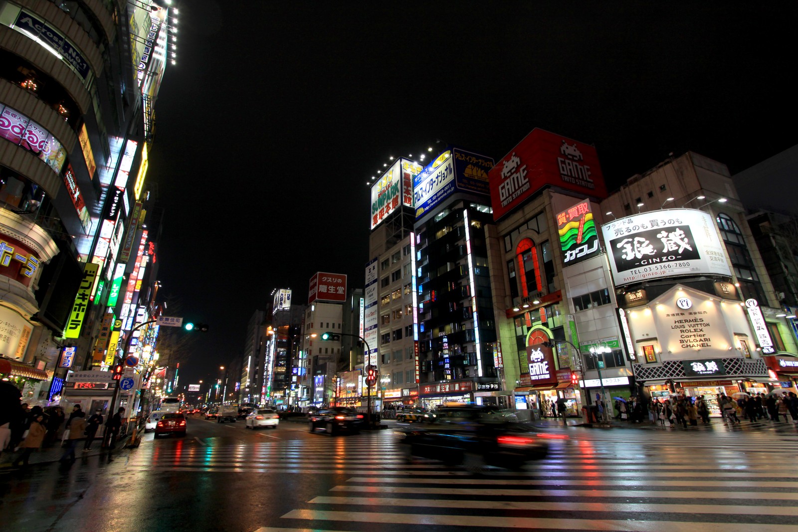 Jirafas cruzando una calle de la ciudad concurrida por la noche con letreros de neón (tokio, tokyo, metrópolis, noche, ciudad)