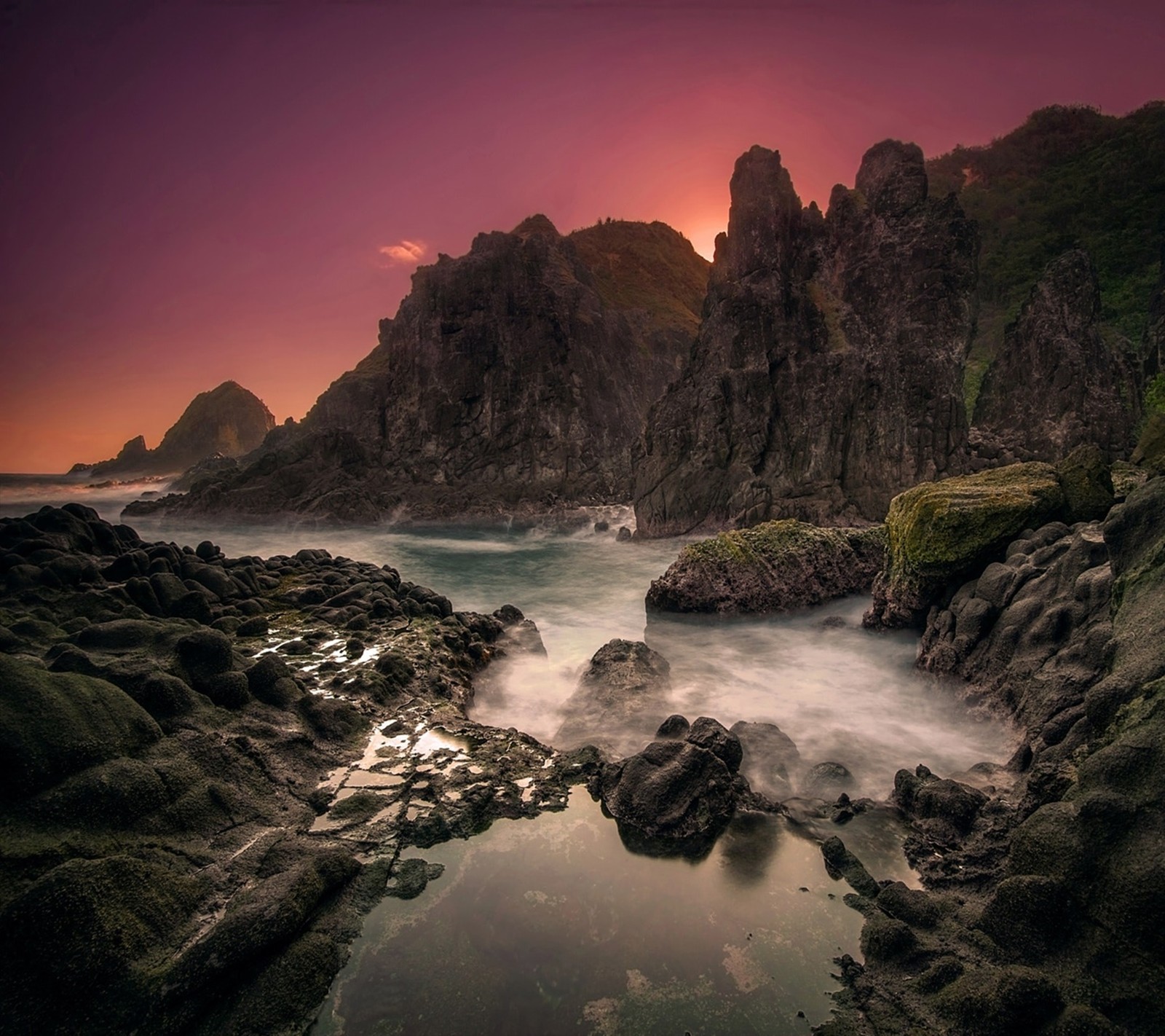 Vue aérienne d'une plage rocheuse avec un plan d'eau (paysage, nature)