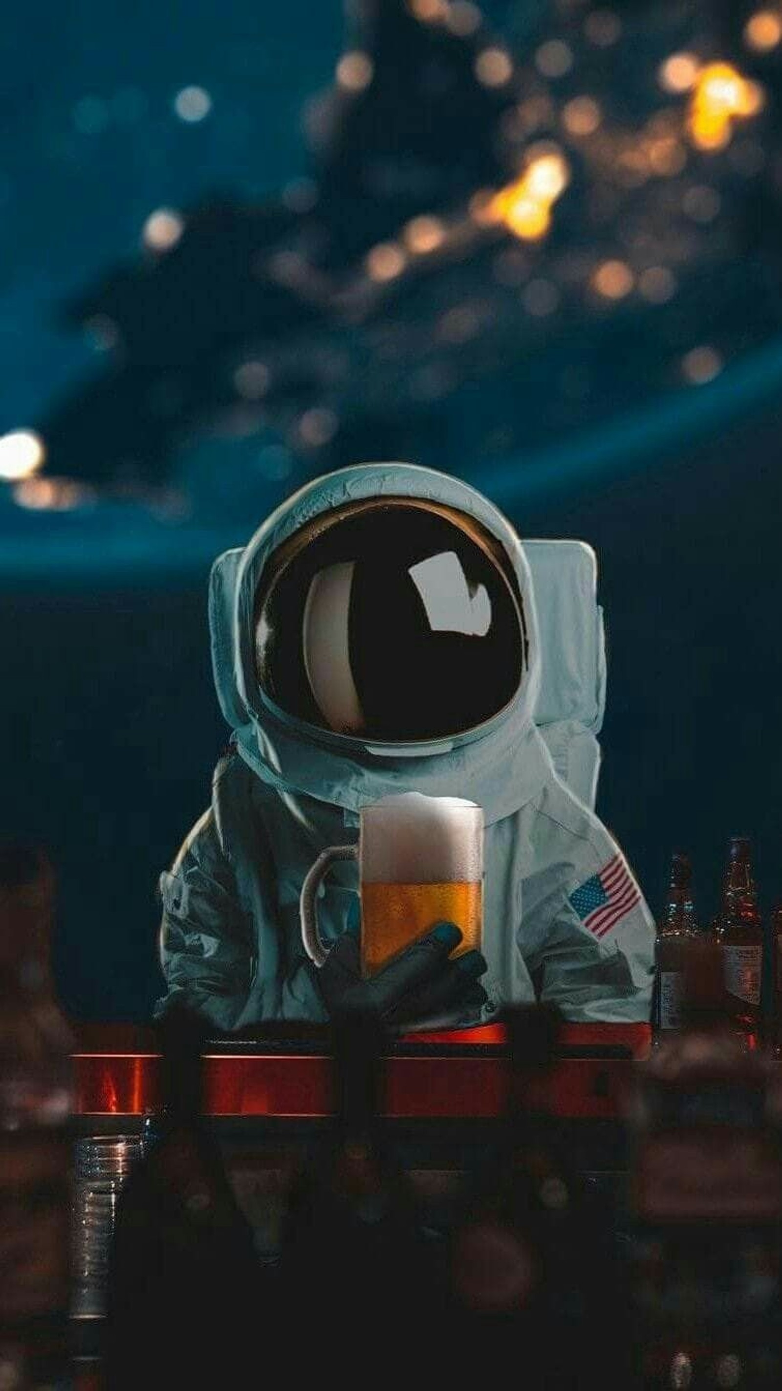 Un astronauta bebiendo cerveza en un bar con vista a la luna (divertido, fondo de pantalla, cerveza, luna, 2019)