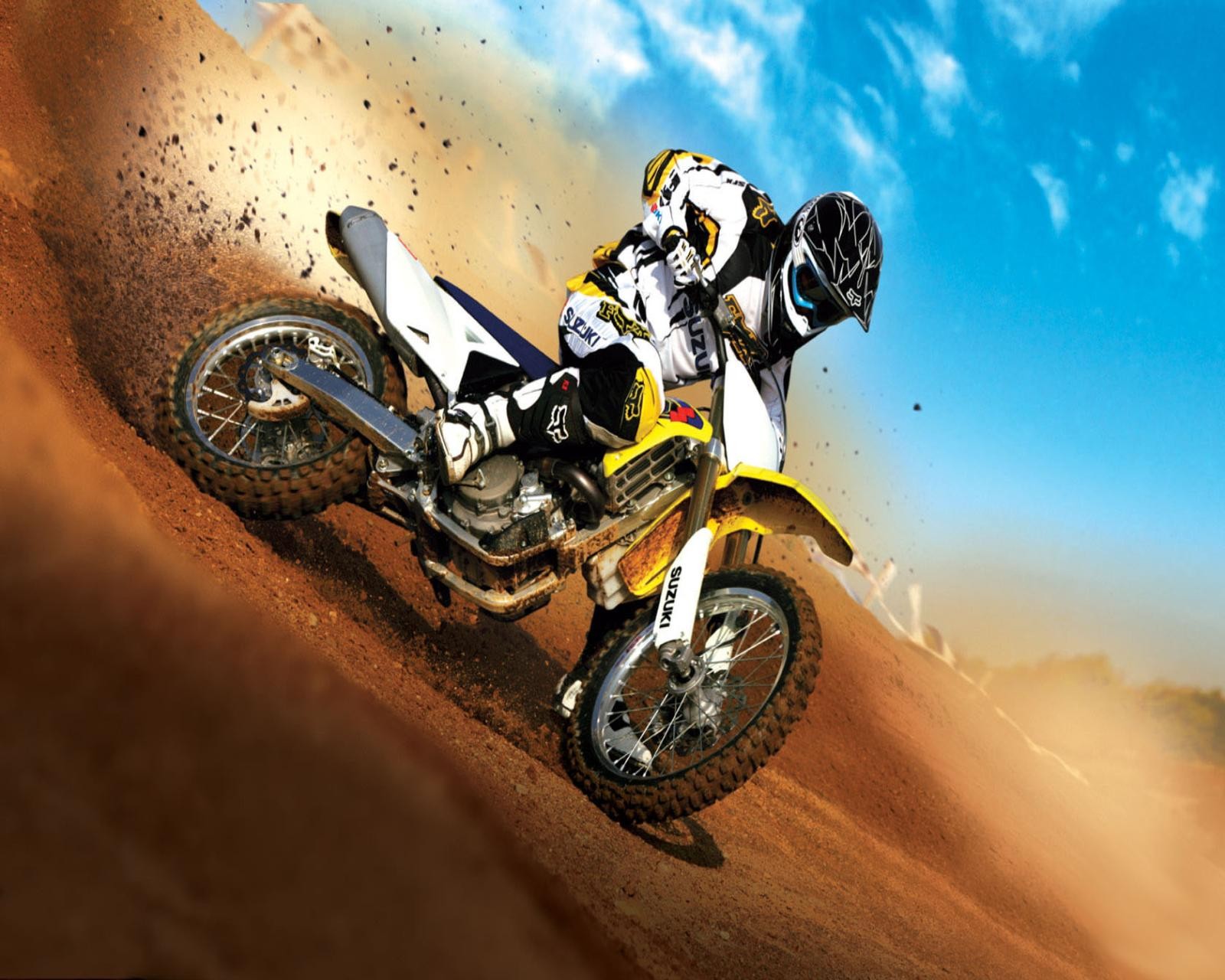 Arafed motorcyclist riding on a dirt bike on a dirt track (motor, race)