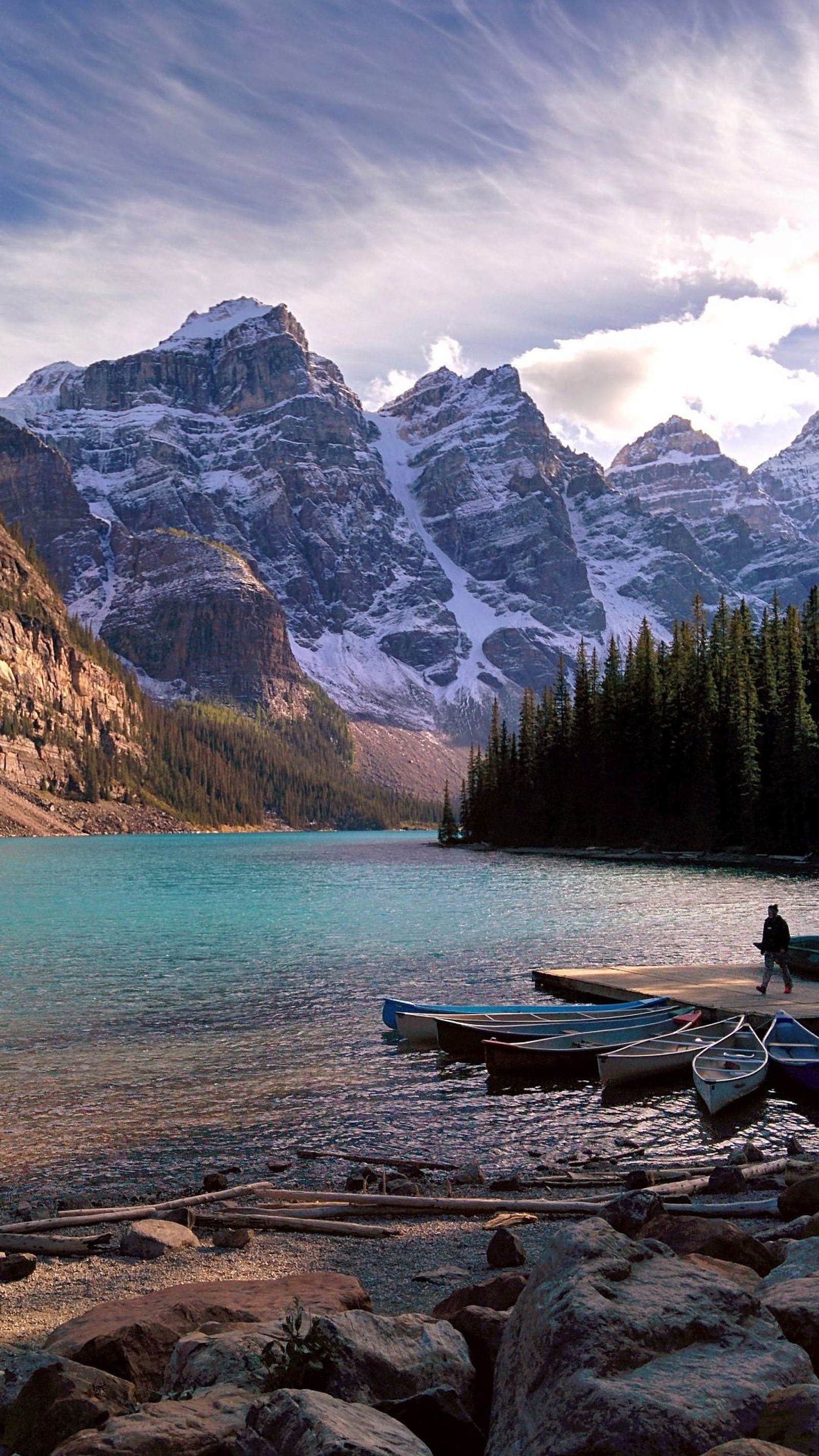 Há muitos barcos na margem de um lago com montanhas ao fundo (alpes, barcos, floresta, lago, montanhas)