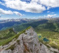 Panorama de montanha de tirar o fôlego com vales exuberantes e lagos serenos