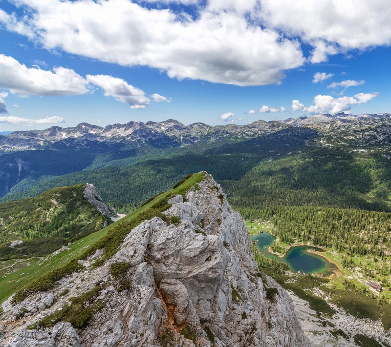 Vue d'une chaîne de montagnes avec un lac et une chaîne de montagnes au loin (manzara, papier peint)