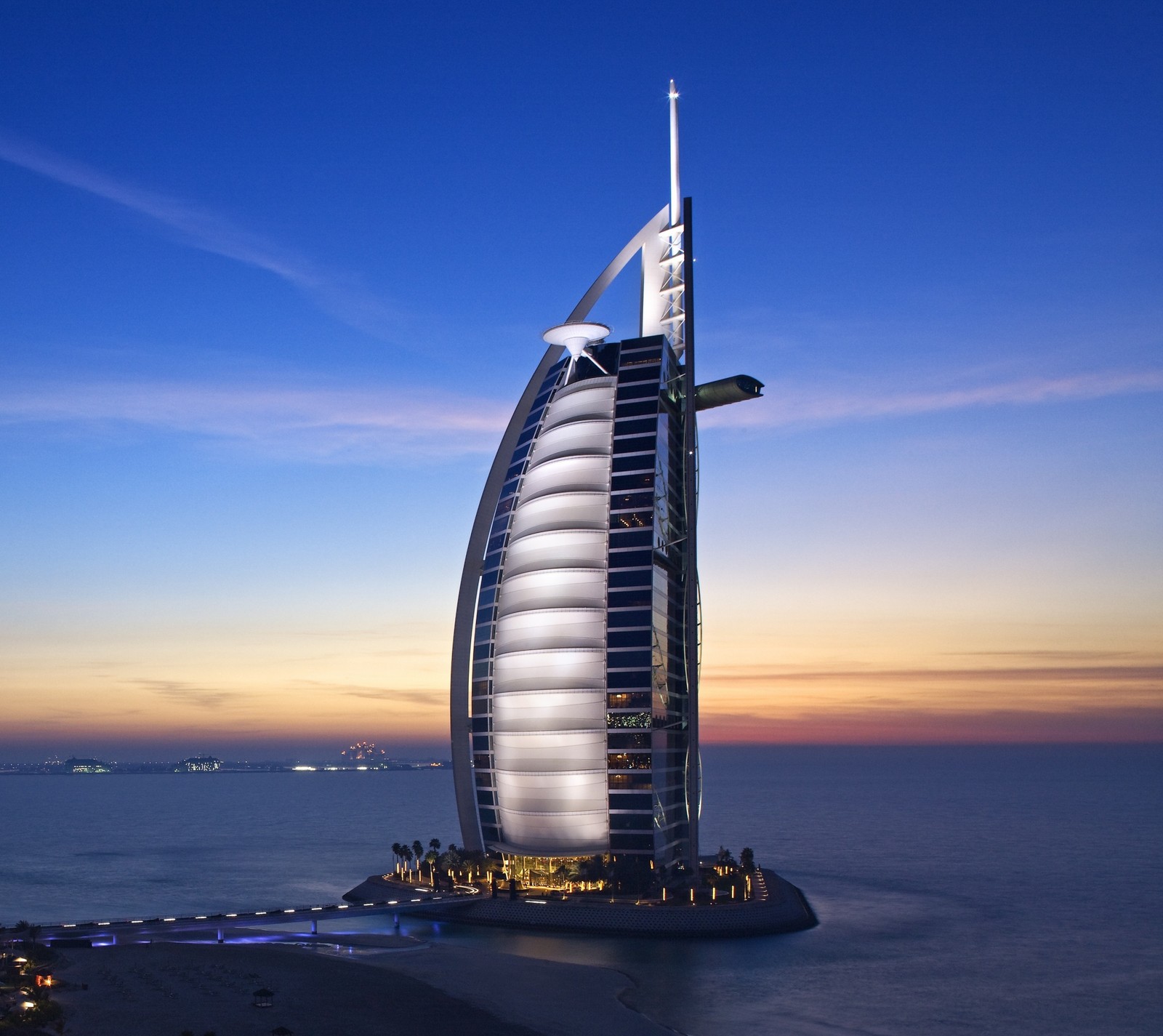 Vue panoramique d'un grand bâtiment sur la plage au crépuscule (burj, dubaï, dubai, hôtel, ciel)