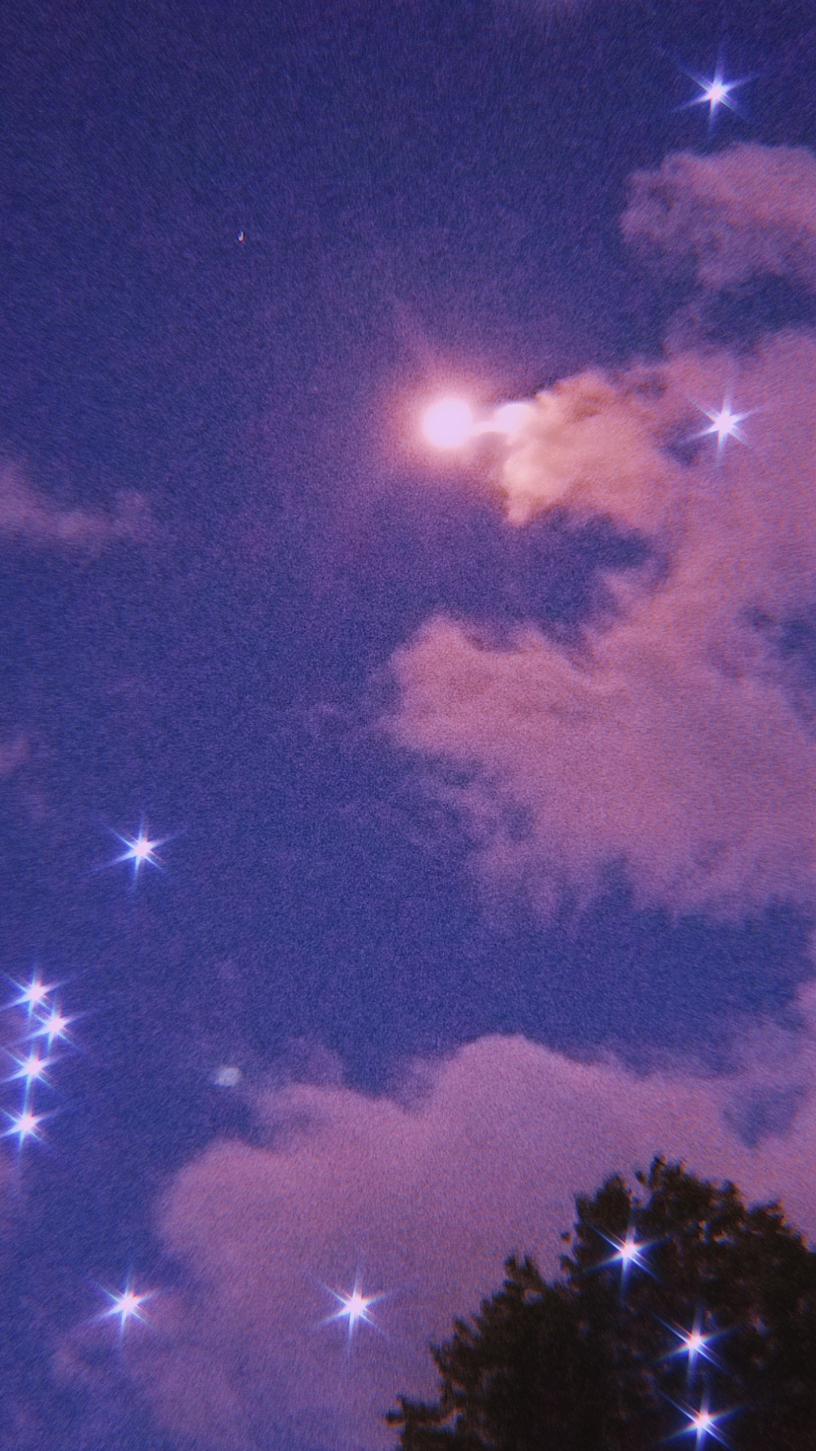 Il y a beaucoup d'étoiles dans le ciel et un avion passe (bling, lumière, lune, nature, violet)