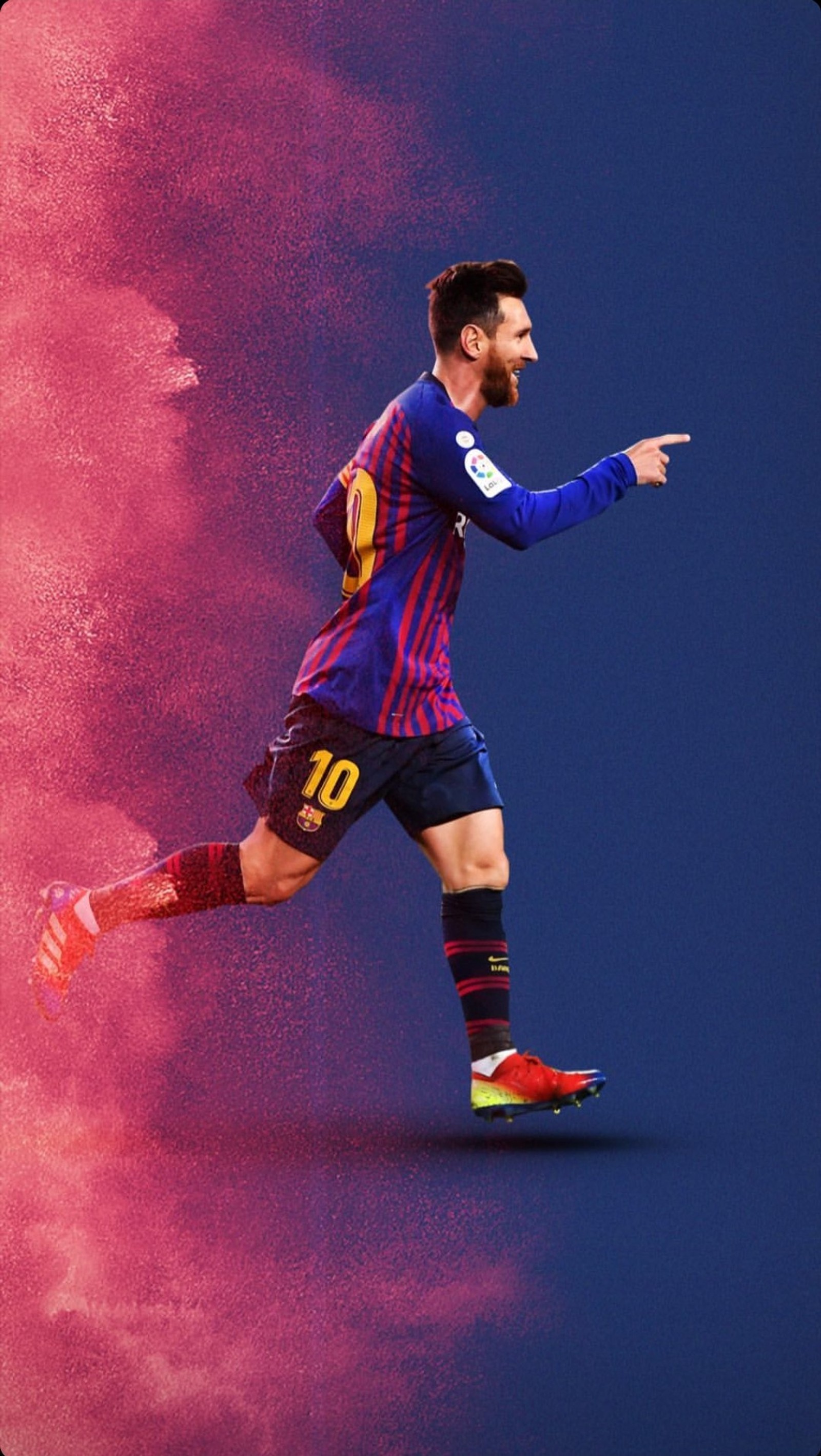 Image d'un homme en uniforme bleu et rouge donnant un coup de pied à un ballon de football (barca, camp nou, cristiano, fcb, football)