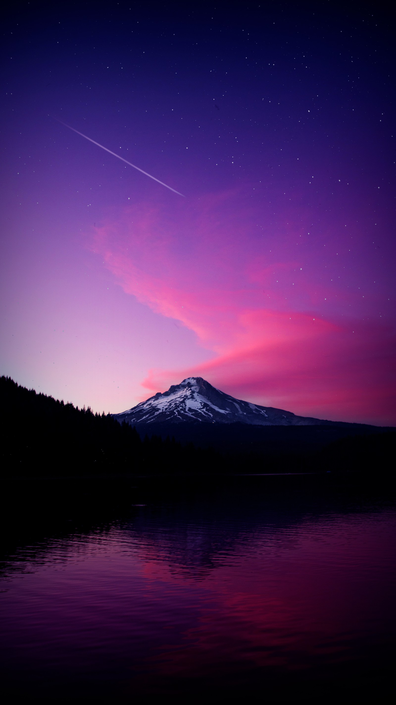 Une montagne arabe avec un ciel rose et un ciel violet (nature, montagne, eau, atmosphère, nuage)