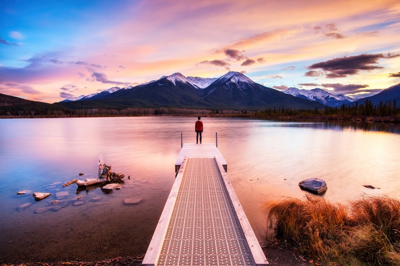 Мужчина стоит на причале, глядя на озеро (национальный парк банфф, banff national park, облако, вода, водные ресурсы)