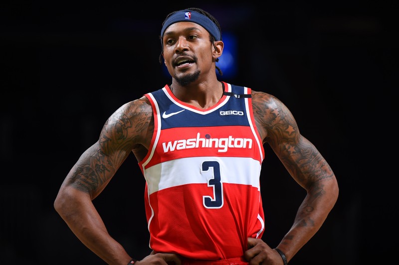 Крупный план баскетболиста с татуировкой на руке (брэдли бил, bradley beal, nba, баскетболист, вашингтон уизардс)