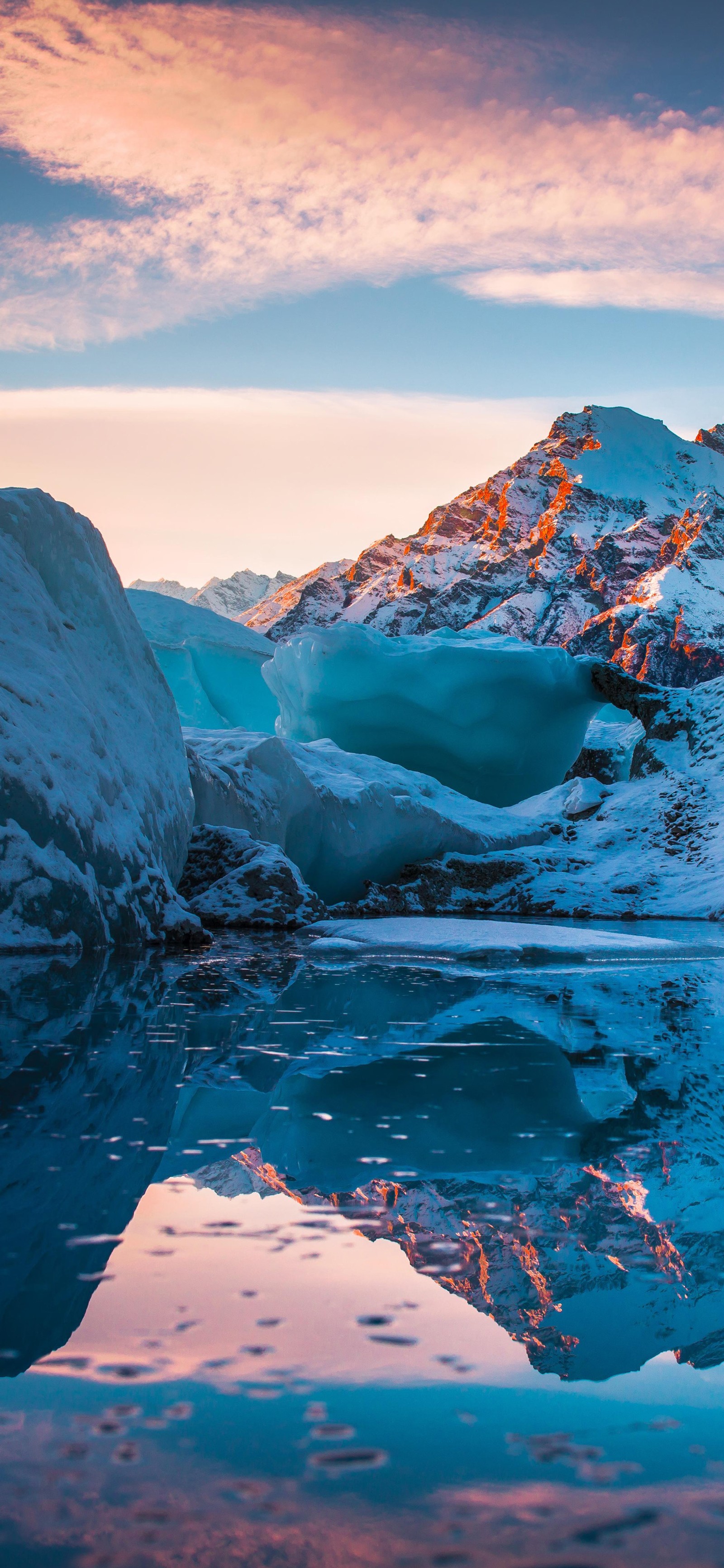 Las montañas se reflejan en un lago com hielo y nieve (naturaleza, proyector, nube, montaña, atmósfera)