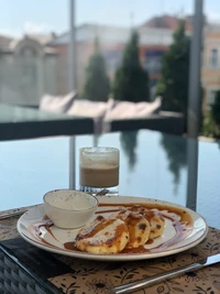 Leckeres volles Frühstück mit Pfannkuchen und Kaffee