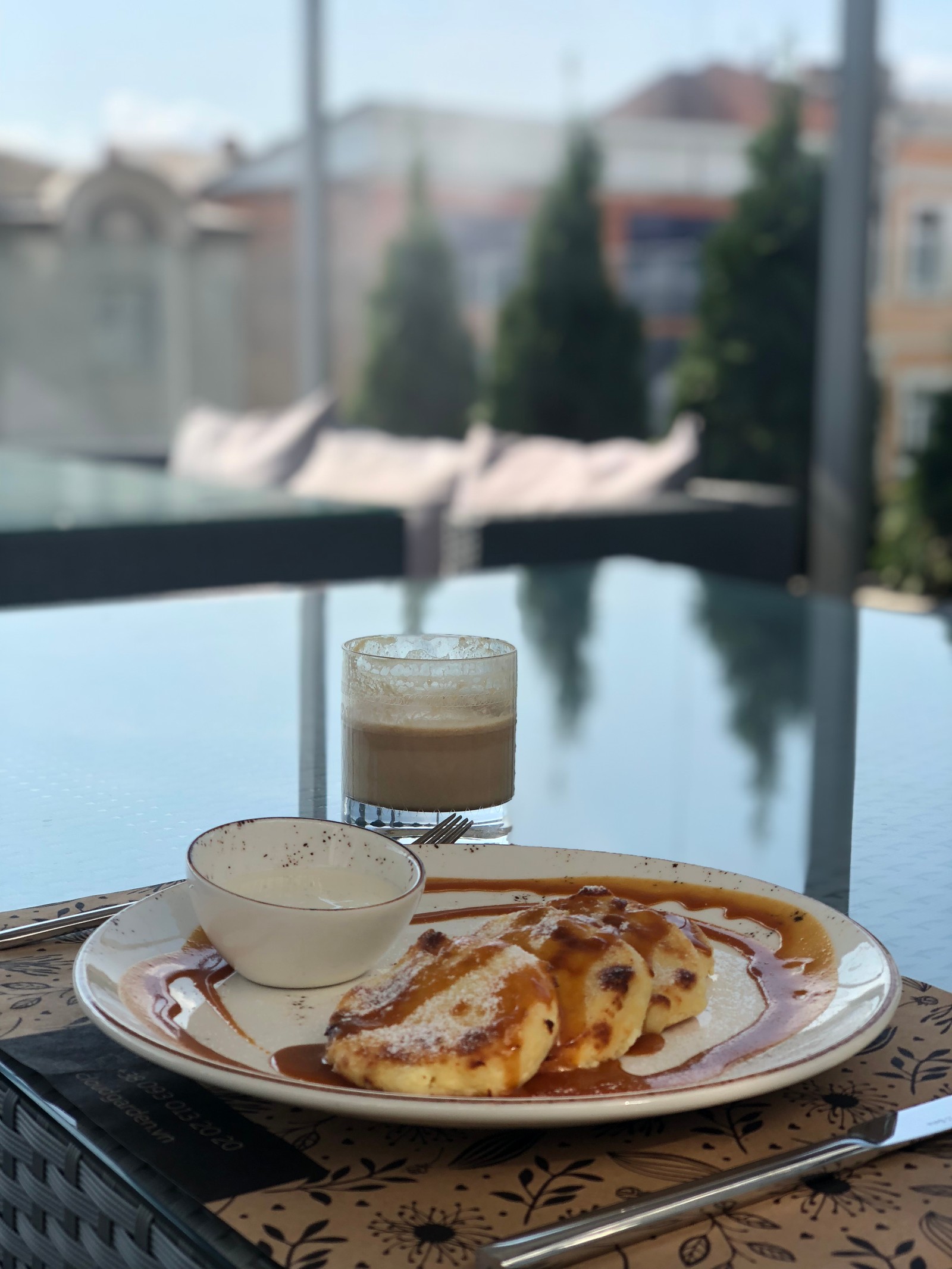 Il y a une assiette de nourriture sur une table avec une tasse de café (petit déjeuner, petit déjeuner complet, vaisselle, nourriture, ingrédient)