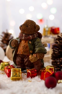 Estatueta de urso de pelúcia festivo cercada por presentes de Natal