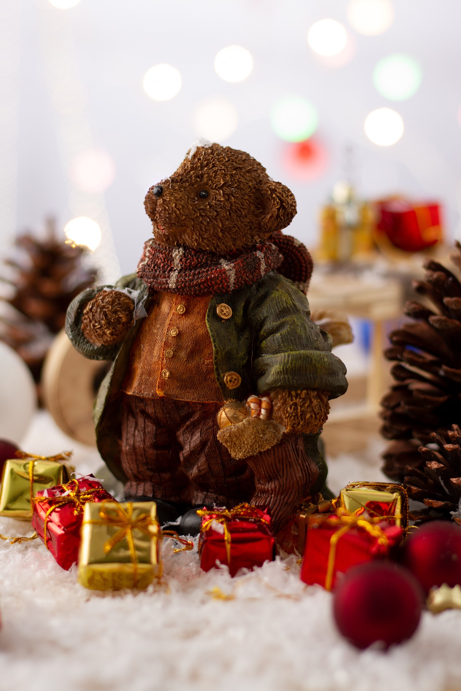 Il y a un ours en peluche qui se tient dans la neige (noël, arbre, nounours, marron, figurine articulée)