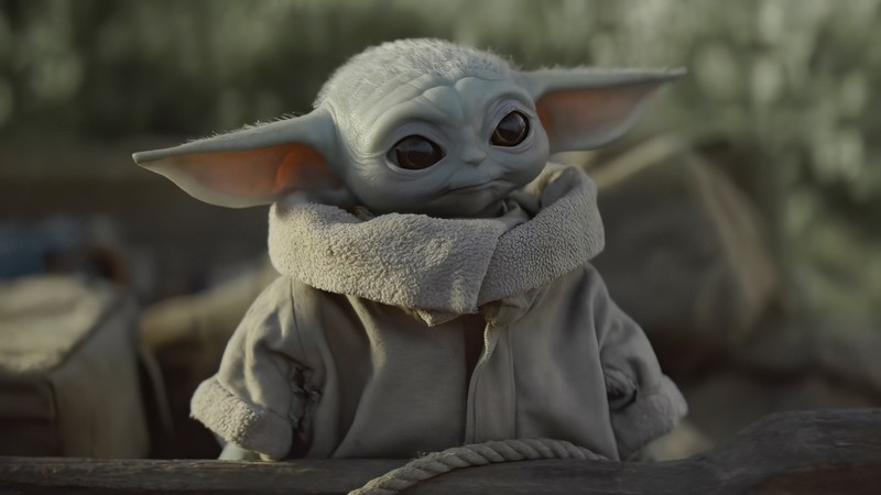 Малыш йода сидит на бревне в лесу (малыш йода, baby yoda, мандалорец, звёздные войны, star wars)