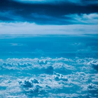 Céu diurno tranquilo com nuvens cúmulos e horizonte calmo