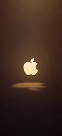 Logotipo iluminado da Apple contra uma atmosfera nublada