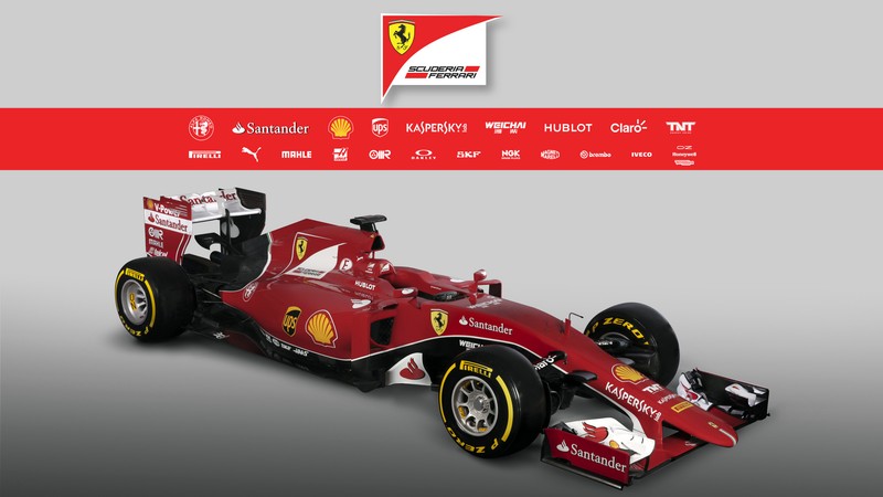 Красный ferrari с красным и белым логотипом сбоку (скудерия феррари, scuderia ferrari, mclaren, автомобиль формулы один, шина)