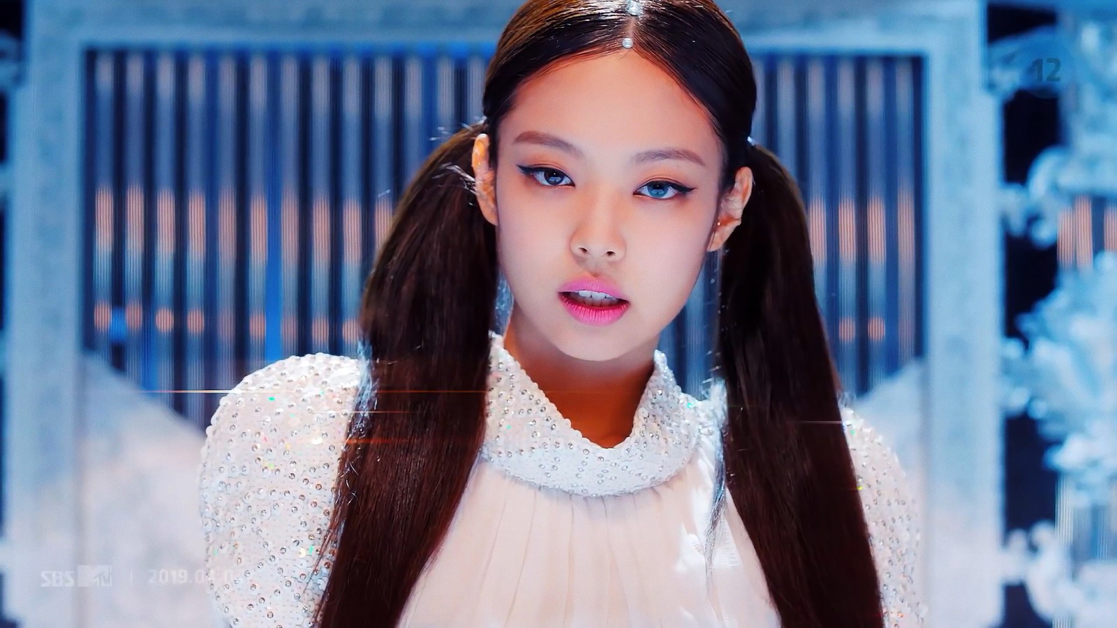 Eine frau mit langen haaren und einem weißen kleid posiert für ein foto (blackpink, kim jennie)