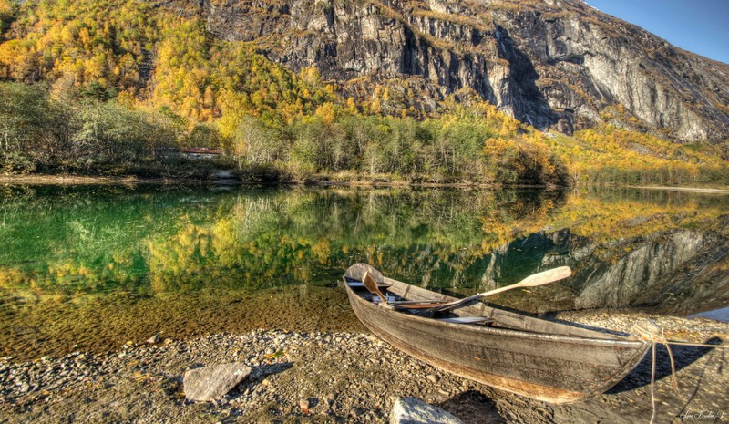 Лодка на берегу озера с горой на заднем плане (норвегия, природа, отражение, вода, дикая природа)