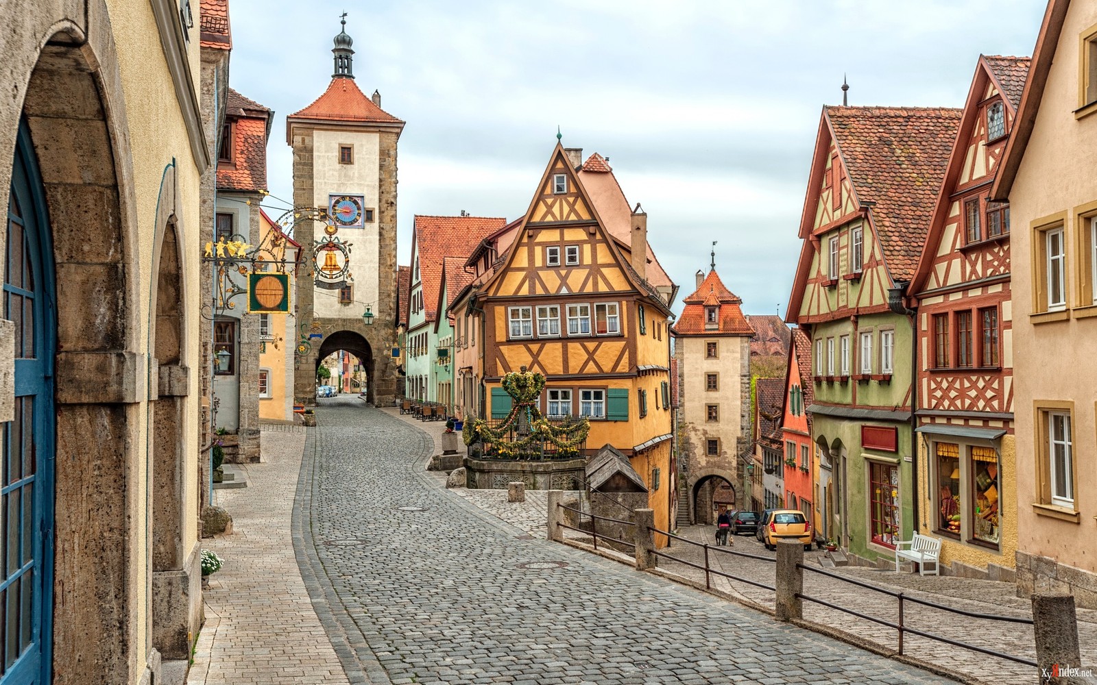 Une vue aérienne d'une rue pavée avec des vieux bâtiments dans une ville européenne (ville, rue, bâtiment, quartier, architecture médiévale)