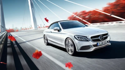 Cabriolet de luxe Mercedes-Benz sur une route pittoresque