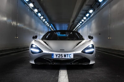 McLaren 720S суперкар в слабо освещенном туннеле с характерными фарами.