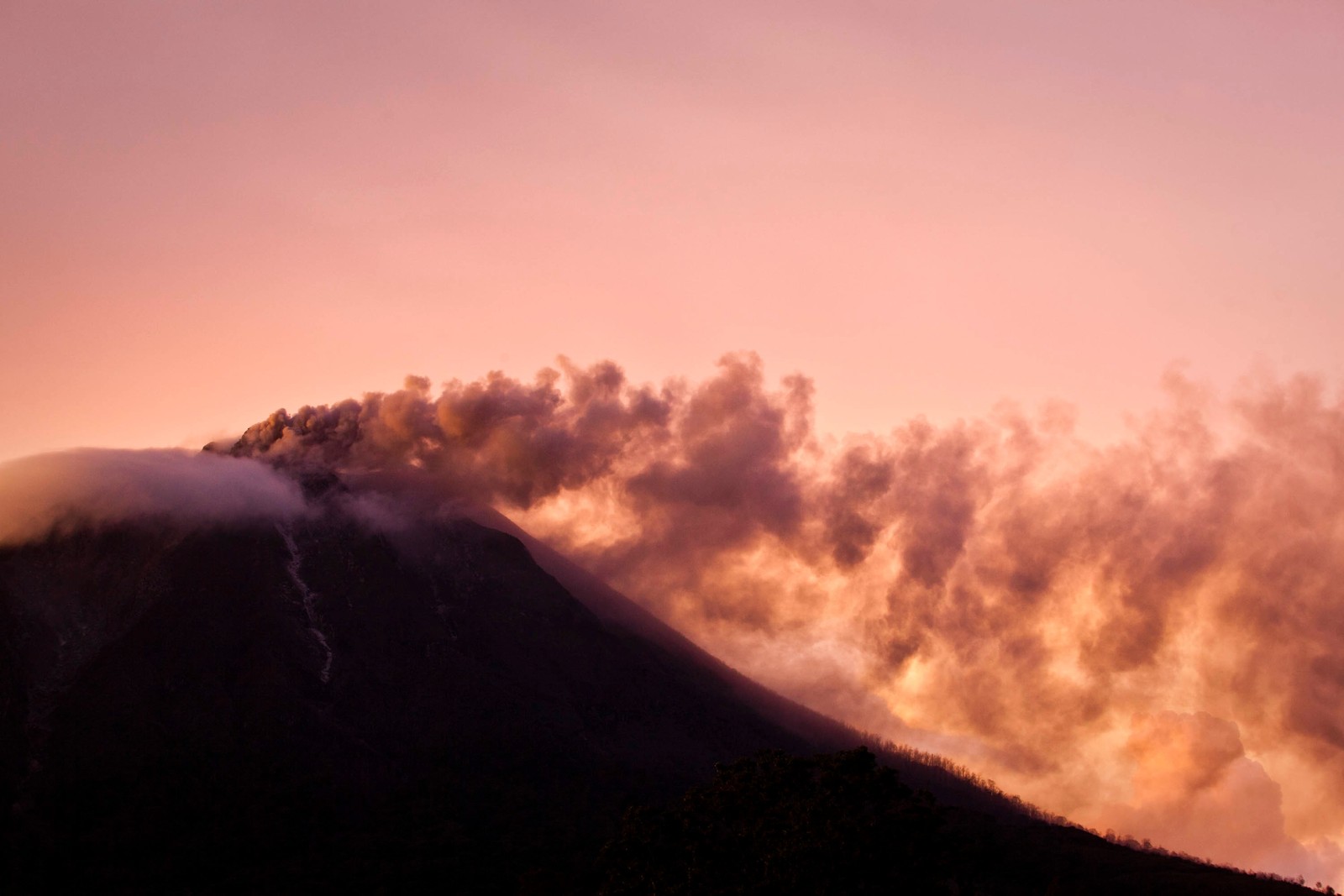 Скачать обои гора синобунг, mount sinabung, вулкан, вулканический пепел, лава