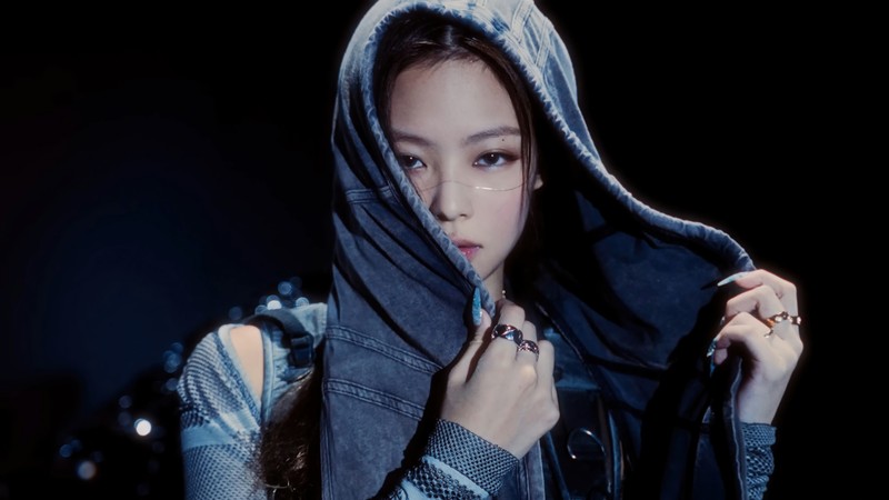 Арабская женщина в худи позирует для фотографии (блэкпинк, blackpink, розовая яда, 블랙핑크, kpop)