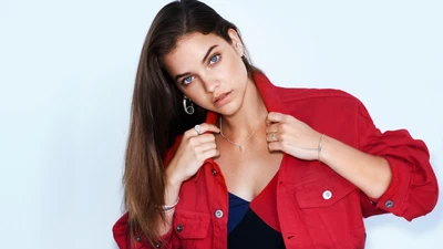 Barbara Palvin: Elegância Marcante em Vermelho