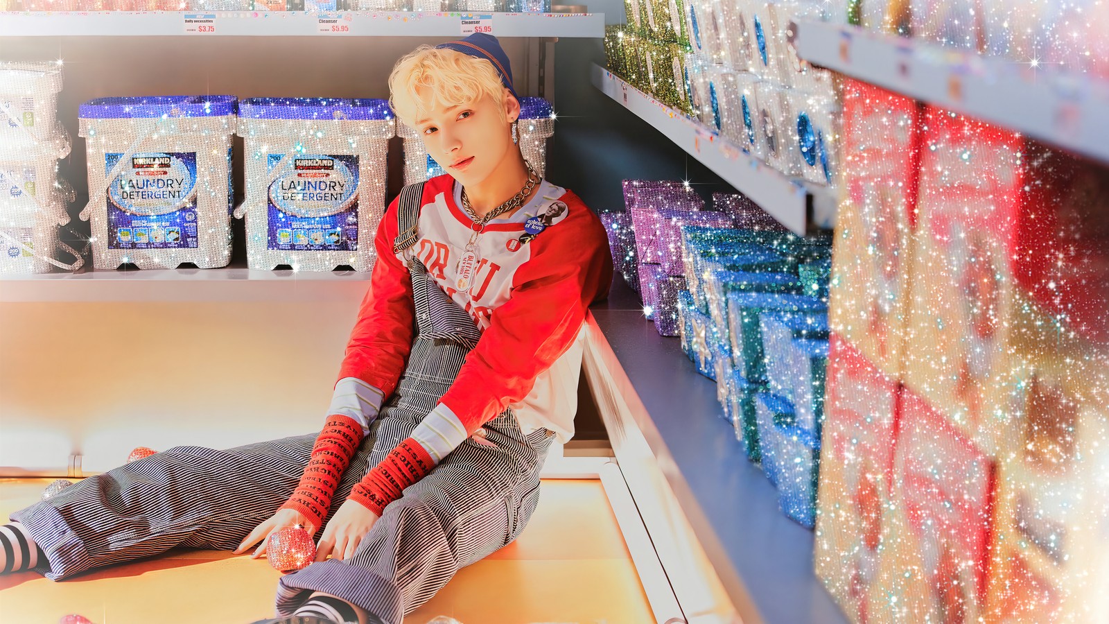 Niño árabe sentado en el suelo en una tienda con muchos caramelos (txt, kpop, 투모로우바이투게더, tomorrow x together, k pop)