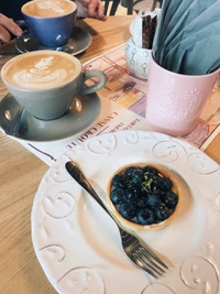 Frühstück mit Kaffee und Heidelbeertarte