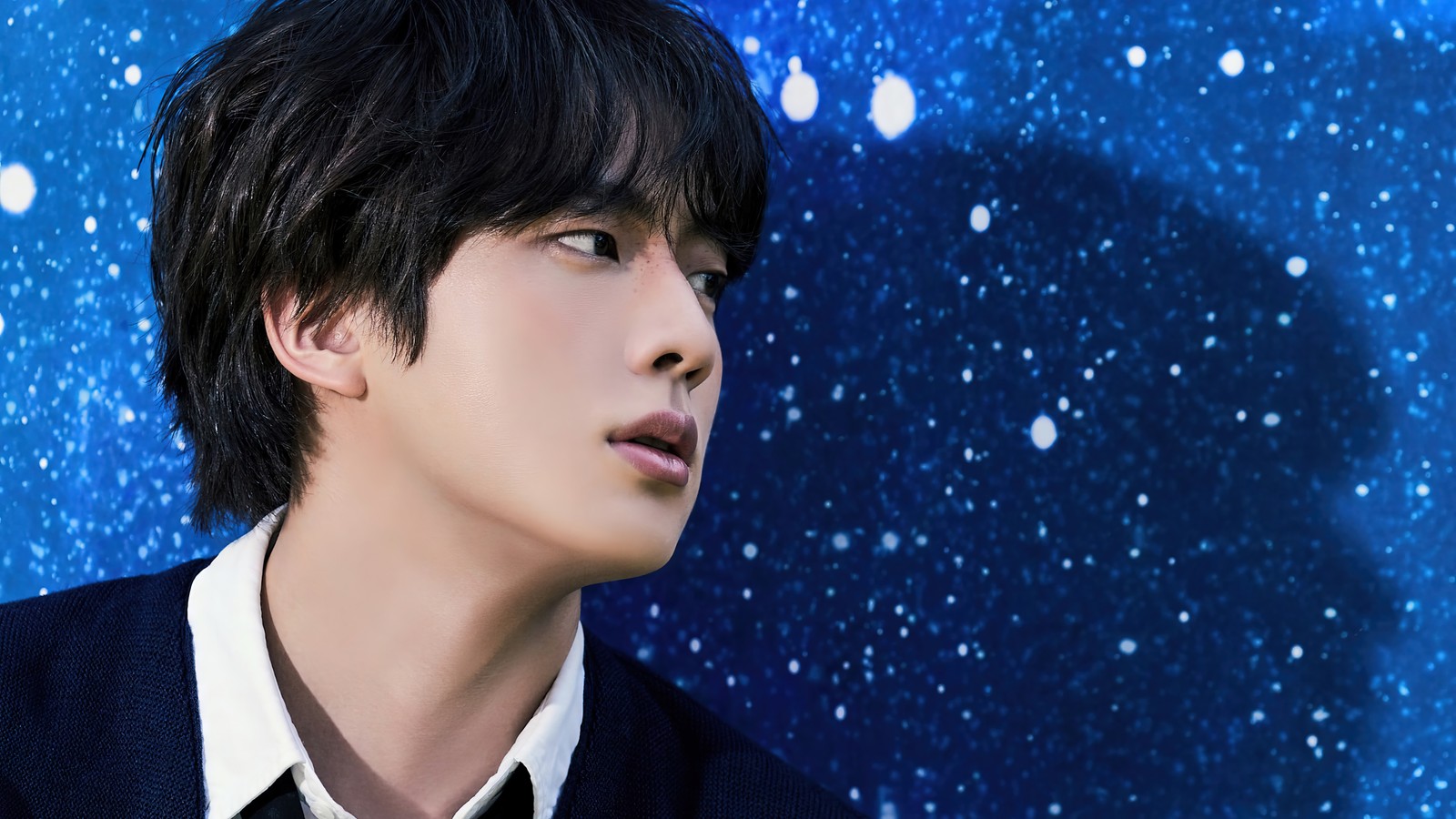 Une image floue d'un homme en cravate et pull (jin, lastronaute, kim seok jin, 김석진, kpop)