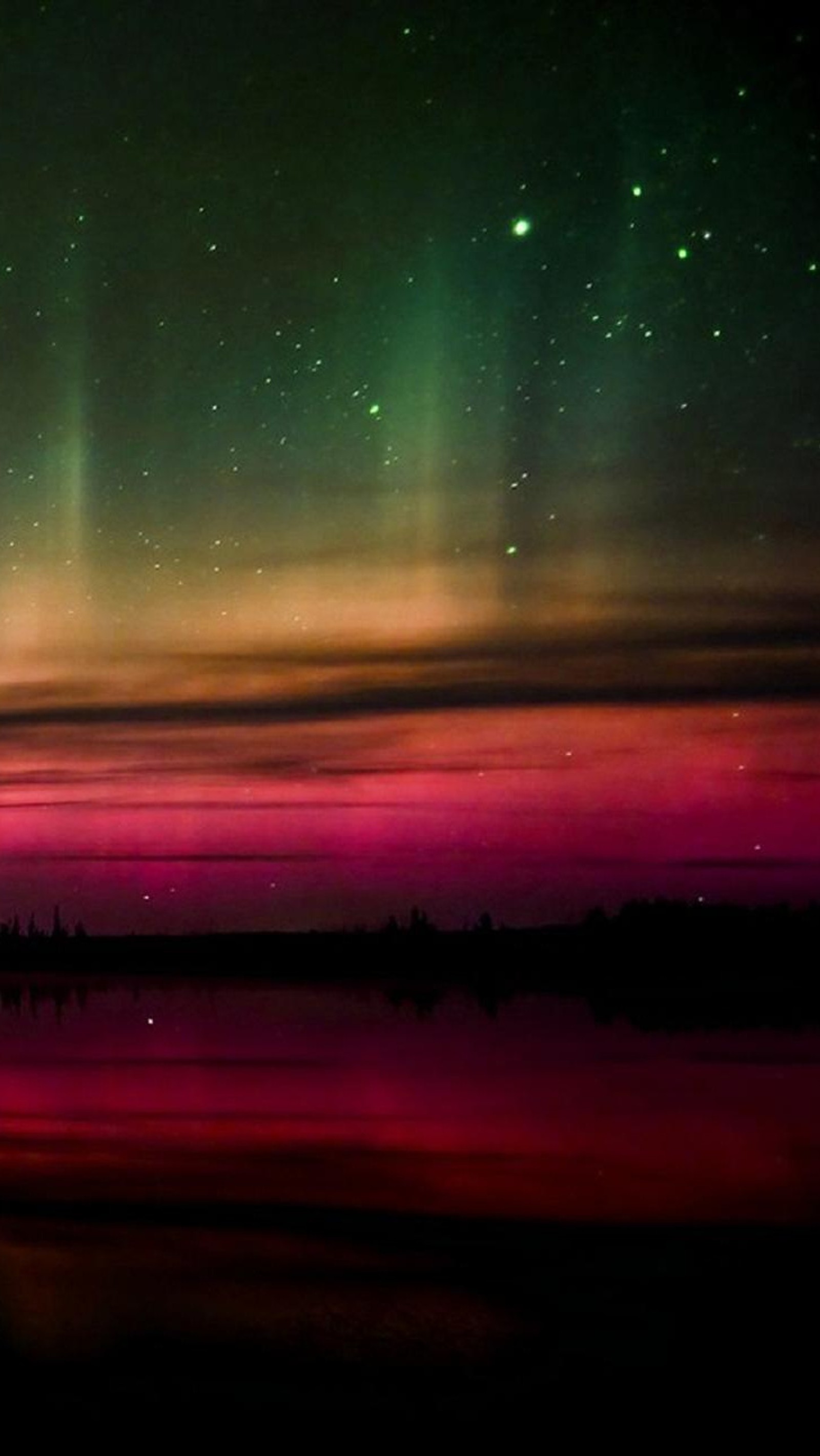 Arabisches bild eines bunten himmels mit einem see und einer grünen und pinken aurora (aurora, borealis, farben, lichter, nördlich)