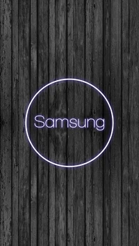 Logotipo da Samsung em roxo neon sobre fundo de madeira escura