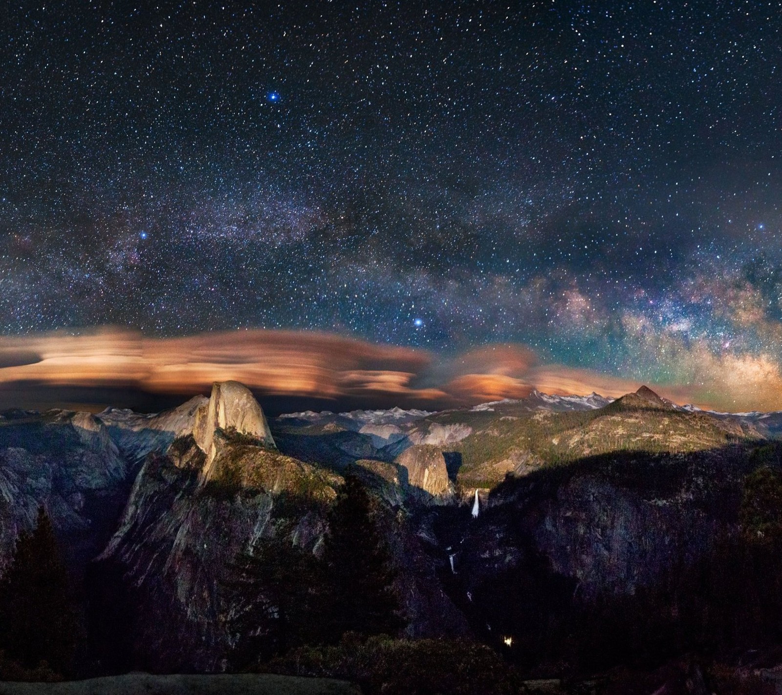 Vista da via láctea e das estrelas acima das montanhas (natureza, espaço, estrelas)