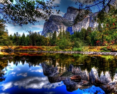 Lago tranquilo que refleja majestuosas montañas y naturaleza exuberante