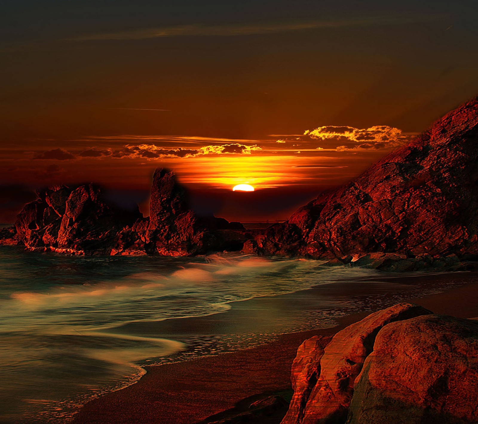 Coucher de soleil sur l'océan avec des rochers et des vagues sur la plage (beau, paysage)