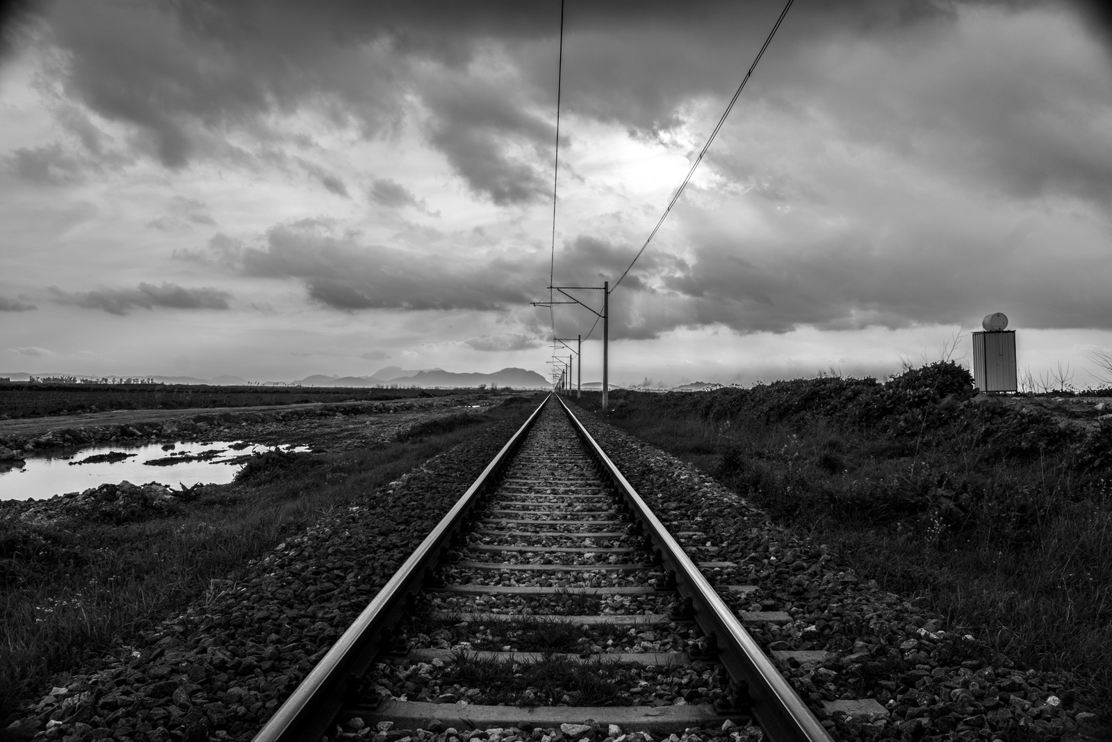 Téléchargez le fond d'écran seul, blanc, noir, rail, chemin de fer