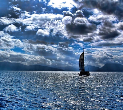 Naviguer vers un ciel dramatique au-dessus des eaux sereines