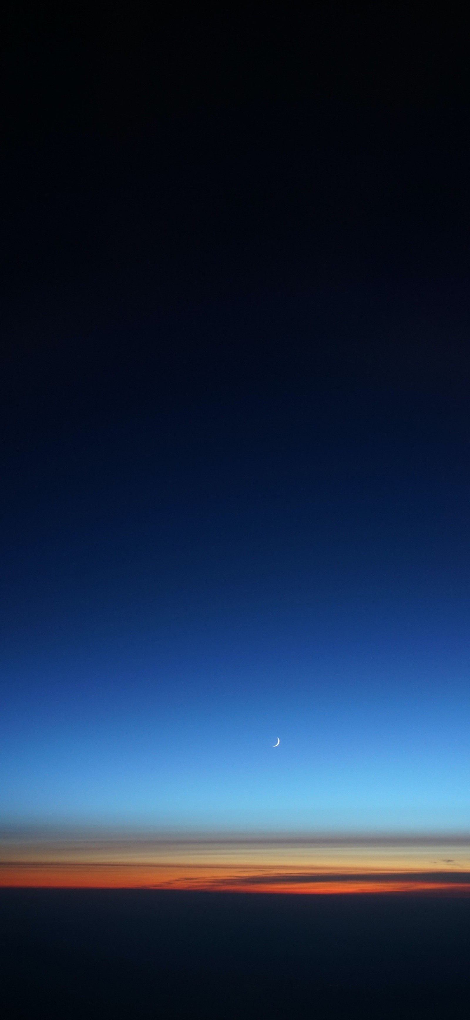 Vue aérienne d'une aile d'avion avec la lune au loin (atmosphère, nuage, paysage naturel, ensoleillement, objeto astronomique)