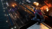 Spider-Man: Miles Morales, der auf eine chaotische Stadtlandschaft blickt