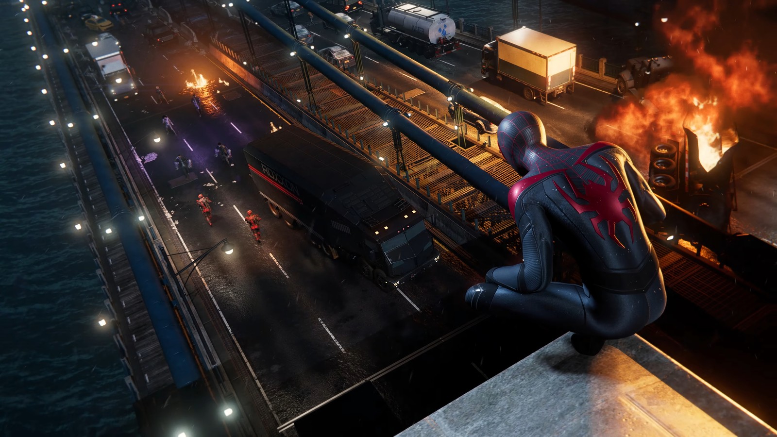 Spider-man assis sur un rebord surplombant une ville la nuit (marvels spider man miles morales, ps5, playstation, jeu vidéo)