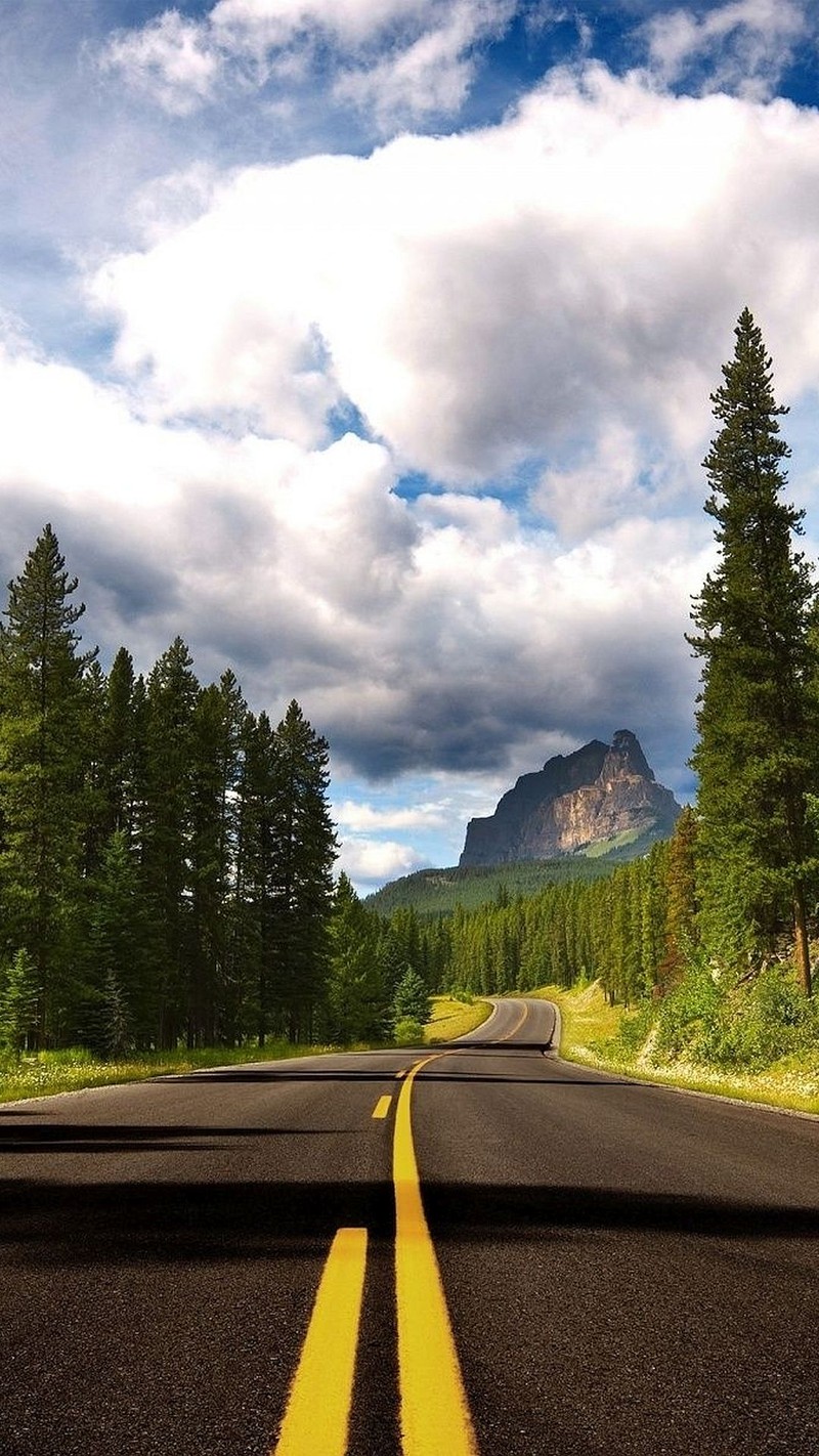 Дорога с двумя желтыми линиями посередине (beautiful drive, горы, дорога, небо, деревья)