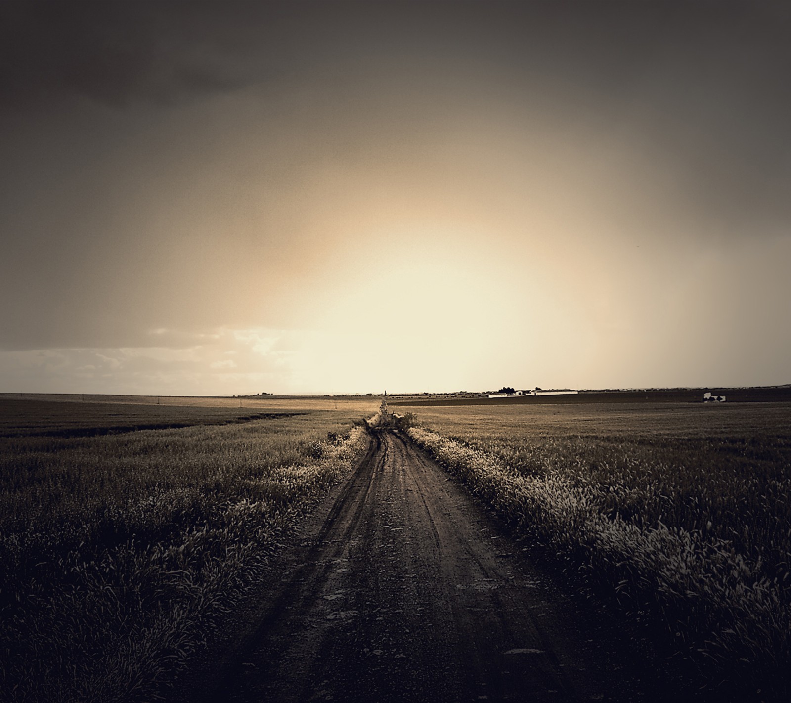 Ansicht eines schotterweges in einem feld mit sonnenuntergang im hintergrund (dunkel, feld, landschaft, straße)