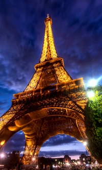 Tour Eiffel illuminée contre un ciel crépusculaire à Paris, France