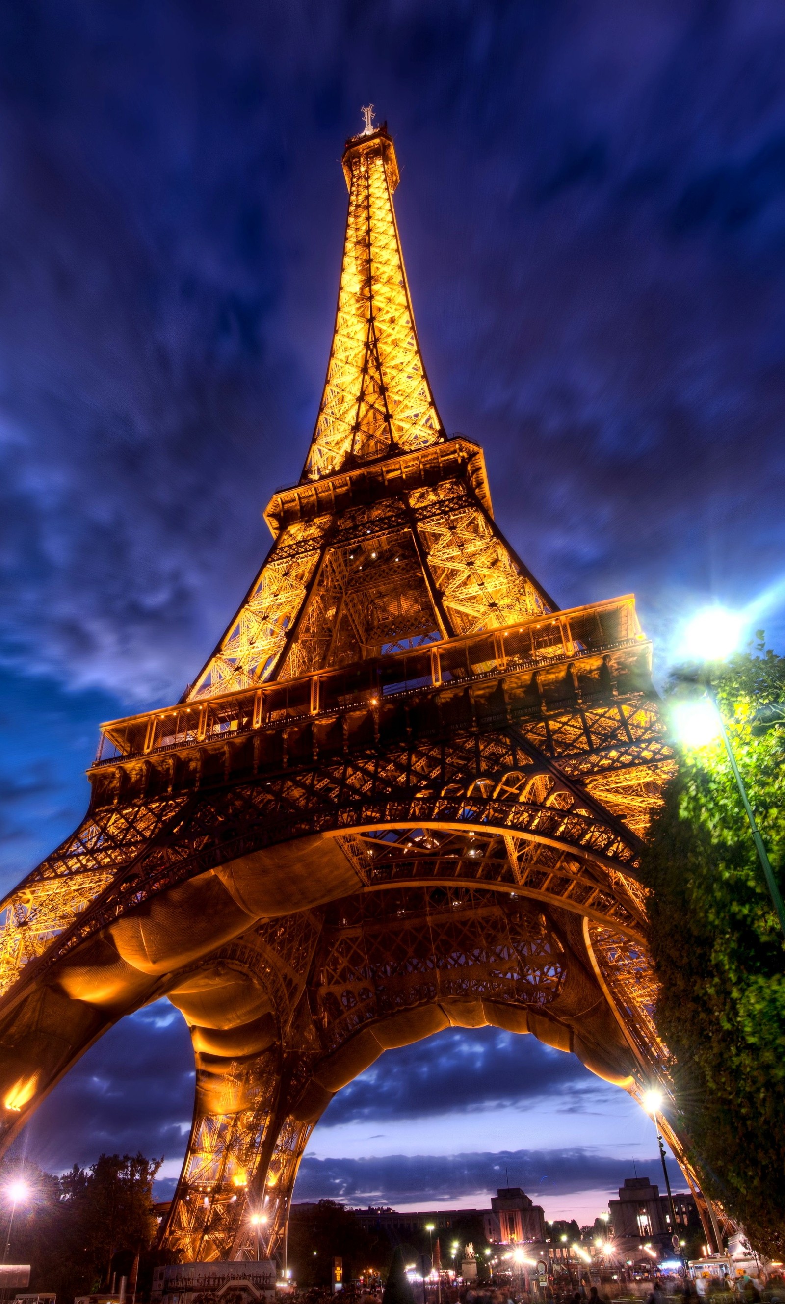 Vista aérea da torre eiffel à noite com um céu nublado (frança, paris, torre)