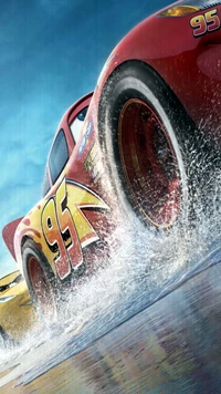 Lightning McQueen spritzt durch ein Rennen